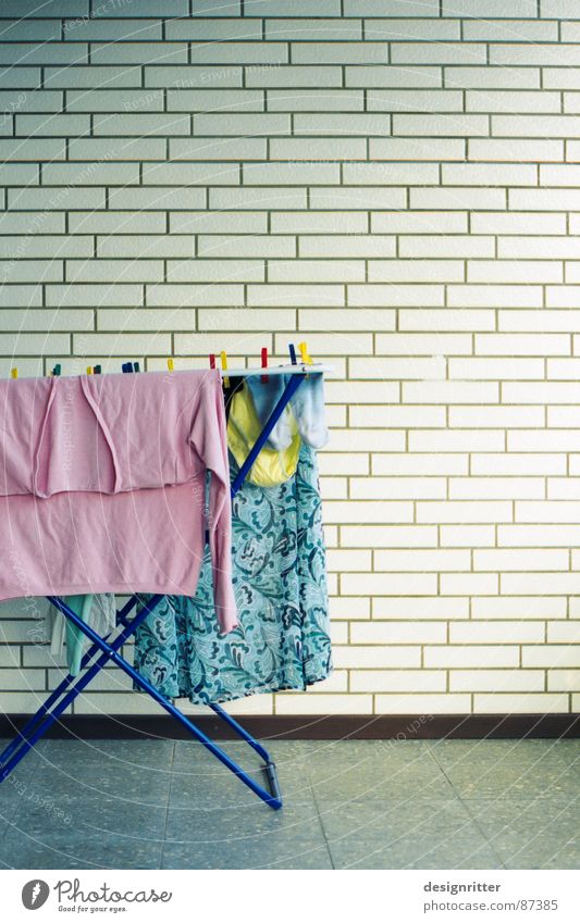 Wäsche Wäschetrockner rosa Pastellton bleich gelb Unterhose Strümpfe Haushalt wash laundry clothes dryer light socks