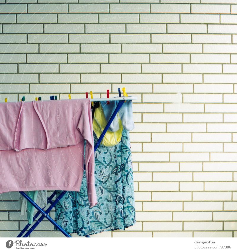 Wäsche zum Quadrat Wäschetrockner rosa Pastellton bleich gelb Unterhose Strümpfe Haushalt wash laundry clothes dryer light socks