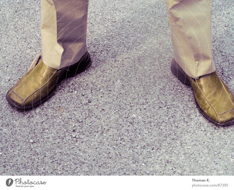 Try walking in my shoes Falte Bügelfalte Split Anzug Schuhe braun Straßenbelag Arbeitsbekleidung Schatten Streusand Beschichtung Arbeitsanzug Asphalt Kies