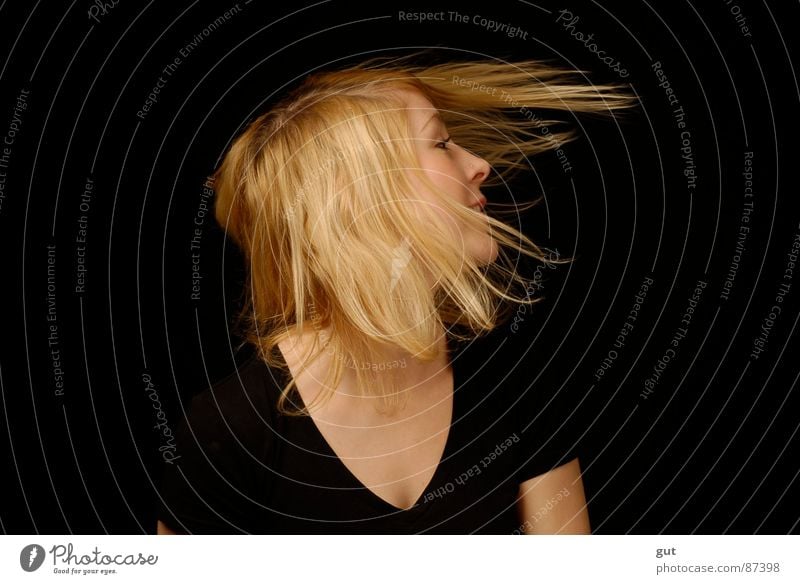 tinii süß Wind blond schwarz Rock 'n' Roll Studioaufnahme Vor dunklem Hintergrund Freude Haare & Frisuren Freiheit