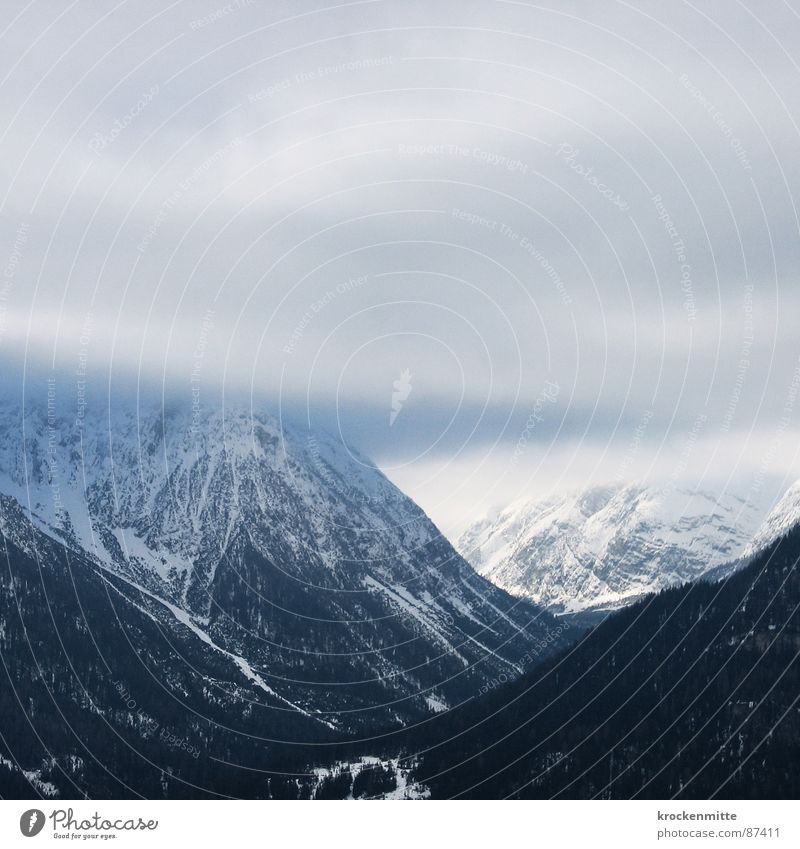 L'Air Bleu Topografie Nebeldecke Engadin Schweiz Skigebiet schlechtes Wetter kalt Naturphänomene zudecken unklar Kanton Graubünden Schleier Bergkette trüb