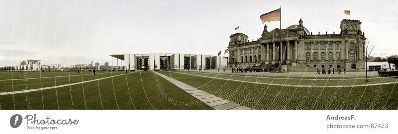 ...wenn ich König von Deutschland waer... Bundeskanzler Amt Regierung Regierungssitz Tiergarten Fahne warten Wiese Reform Berlin historisch Panorama (Aussicht)