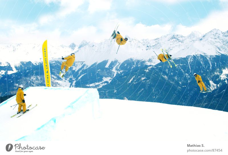 Underflip 720° Skifahren Skier Salto treten springen 2007 Österreich Rückwärtssalto Wolken Österreicher Skifahrer Stil Außenaufnahme Wintersport