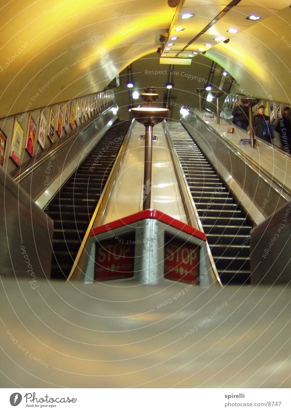 Turnpike Lane Escalator Rolltreppe U-Bahn London Tunnel Licht stoppen Architektur London Underground Treppe Beleuchtung