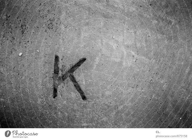 K Metall Zeichen Schriftzeichen einfach trist grau Schwarzweißfoto Textfreiraum rechts