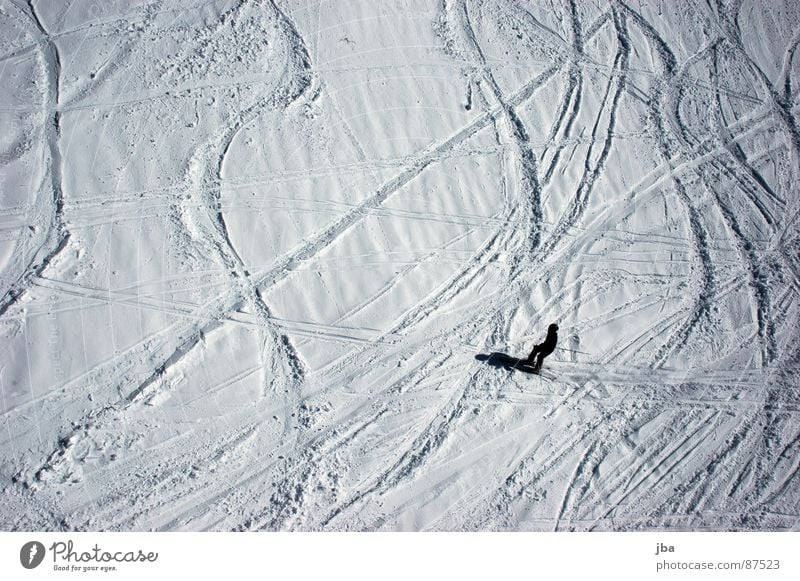 nicht mehr frisch Vogelperspektive Neuschnee Pulverschnee Kraft Skifahrer Skifahren Wintersport Teifschnee Schnee Spuren Kurve Linie Schatten Wellenlinie