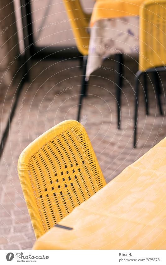 Feierabend Stuhl Tisch warten gelb ruhig Tischwäsche Restaurant Terrasse Pflastersteine Farbfoto Außenaufnahme Menschenleer Schwache Tiefenschärfe