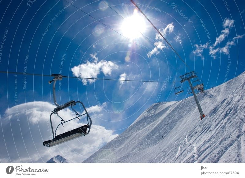 aufwärts! Beleuchtung Skispur Sonntag Licht schön Wolken Strahlung Neuschnee Tiefschnee Pulverschnee Sessel 4 leer Platz abwärts Nachmittag März Skifahrer