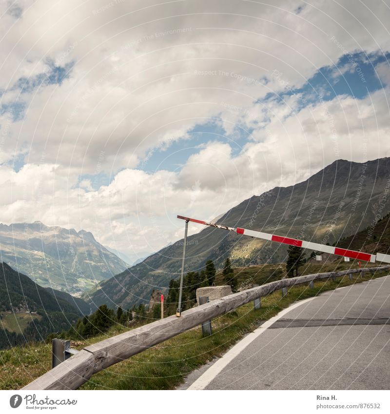 Gesperrt Landschaft Himmel Wolken Wetter Alpen Berge u. Gebirge Straße Schranke warten gesperrt Leitplanke Barriere passieren Südtirol Farbfoto Menschenleer