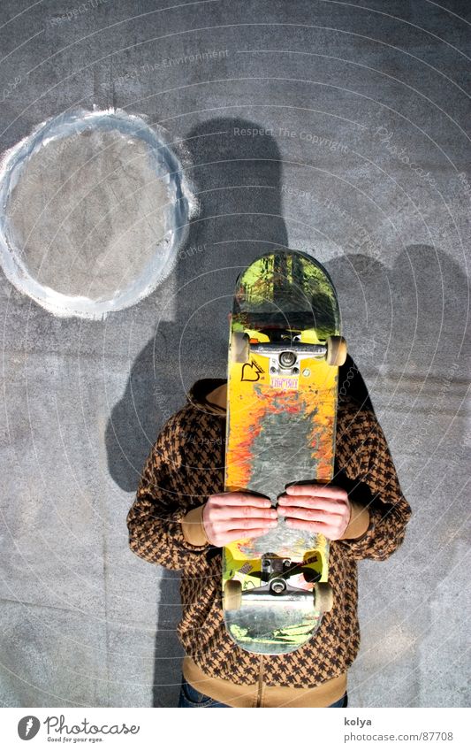 Brett vorm Kopf Licht Hand Jugendliche Skateboarden Mensch Street Schatten Rolle Betton