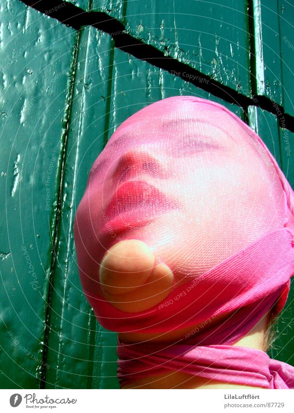 Het Poppetje Hemmung befangen Selbstportrait Strümpfe rosa Holz grün Strumpfhose dunkelgrün Frau Lippen rot eng gefangen Schüchternheit Außenaufnahme Porträt