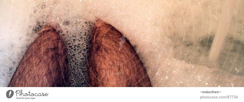 Ein abendliches Bad Wasserstrahl Physik Erholung Rasieren unrasiert ruhen Kraft Mann Schwimmen & Baden hairy Beine leg water blasen bubbles Wärme Zufriedenheit