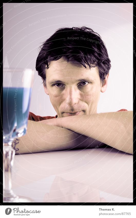 Blauer Portugiser verschränken fixieren Blick Porträt Aufenthalt warten Licht Kelchglas staunen Glas Becher Becherglas Denken heften Gastronomie Alkohol