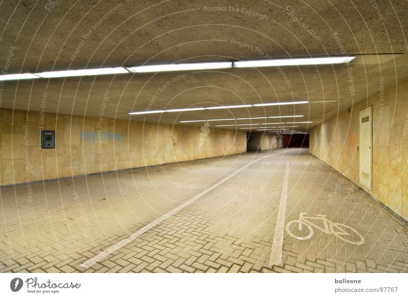 Lichtzauber I Tunnel Fahrradweg unheimlich gehen bedrohlich geheimnisvoll Einsamkeit Lichtstimmung gefährlich Unterführung Bürgersteig