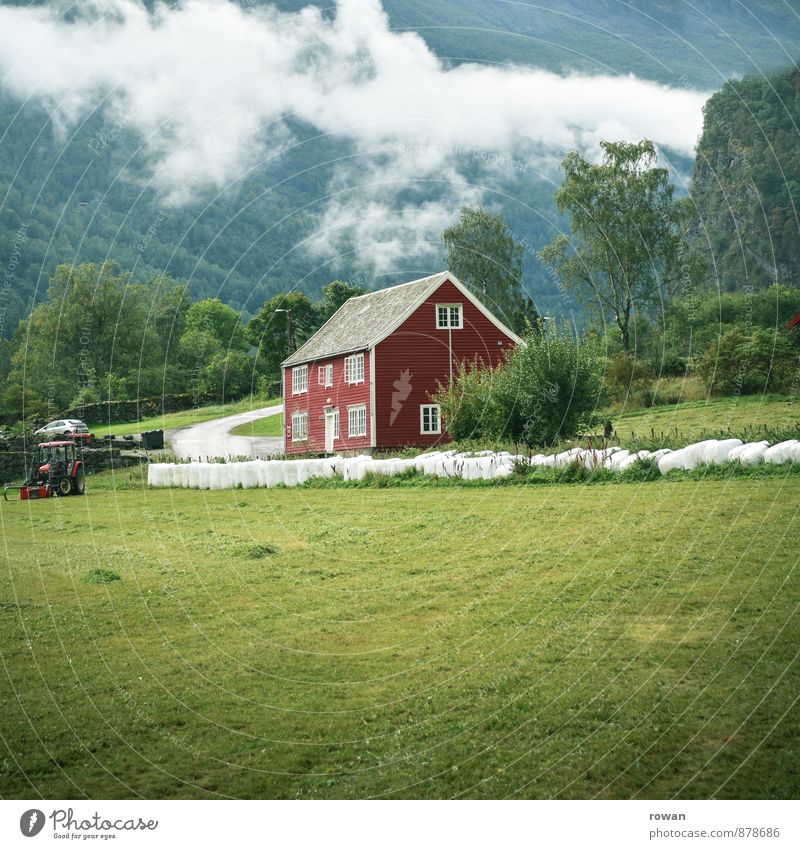 rotes haus Umwelt Natur Landschaft Wolken Wiese Feld Haus Einfamilienhaus Traumhaus Norwegen Traktor Landleben Landwirtschaft alt Tradition Idylle