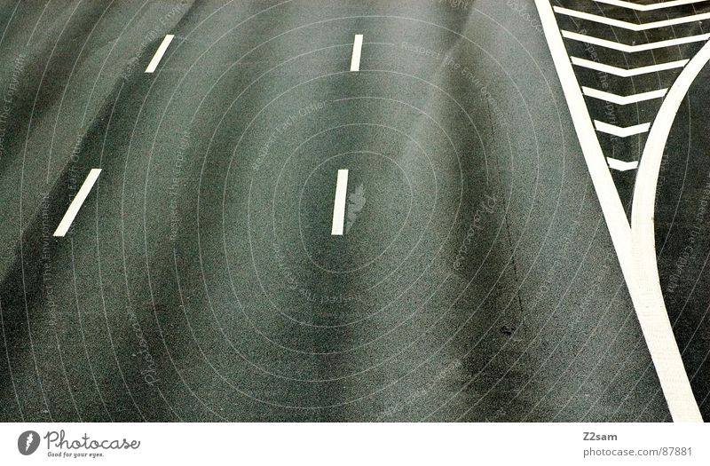 ausfahrt verpasst Streifen Fahrbahnmarkierung Autobahn Teer graphisch gestreift geradeaus rechts Schilder & Markierungen Ausfahrt einfach Strukturen & Formen