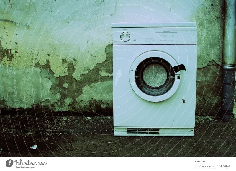 Waschtag Sauberkeit grün Reinigen Waschmaschine Wäsche dreckig Ecke alt scheckig Wäscherei Mauer Waschmittel Bekleidung Möbel Wasser 90° waschung mit wasser
