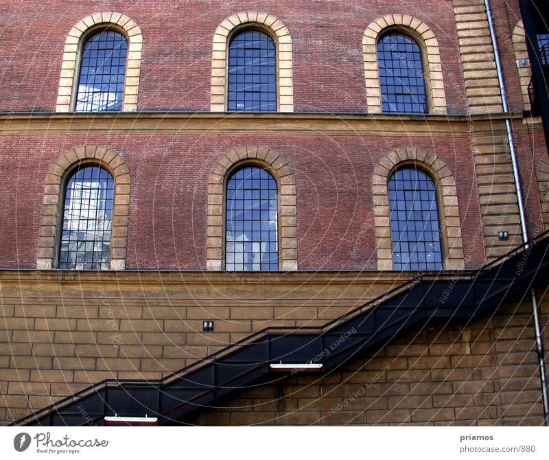 aufwärts Backstein Fenster Architektur Industriefotografie Treppe