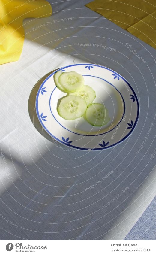 Gute Gurken Lebensmittel Ernährung Bioprodukte Vegetarische Ernährung Geschirr Teller Wellness Sinnesorgane Erholung ruhig gelb weiß Gurkenscheibe Tischwäsche