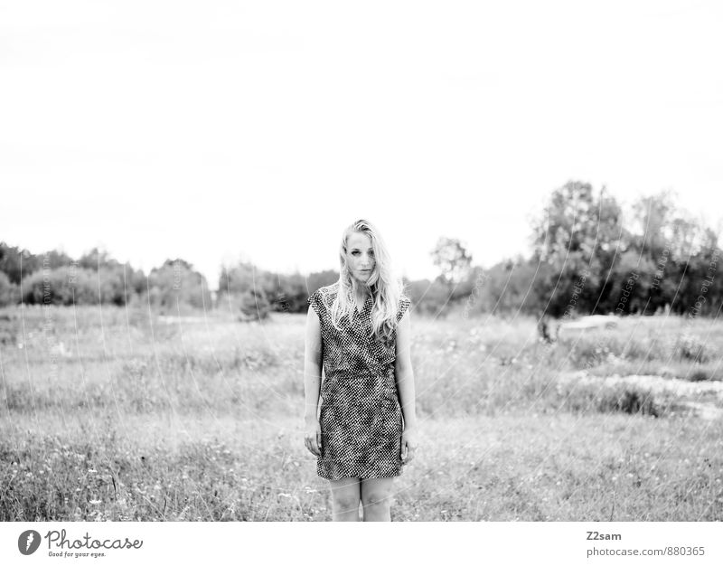 SAD elegant Stil schön feminin Junge Frau Jugendliche 18-30 Jahre Erwachsene Umwelt Natur Landschaft Herbst Baum Gras Sträucher Mode Kleid blond langhaarig