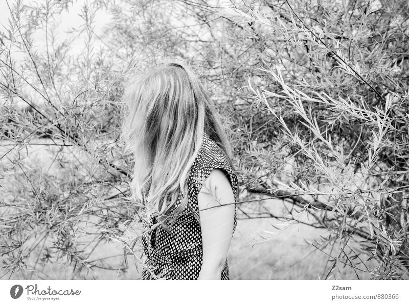 Sad elegant Stil schön feminin Junge Frau Jugendliche 18-30 Jahre Erwachsene Umwelt Natur Landschaft Herbst Pflanze Sträucher Mode Kleid blond langhaarig stehen