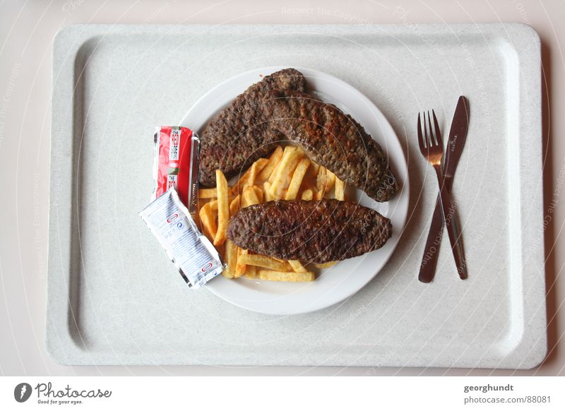 Mensa: Antivegetarier Lebensmittel Fleisch Ernährung Mittagessen Teller Besteck Messer Gabel Gastronomie Appetit & Hunger Fleischklösse Fleischesser Tablett