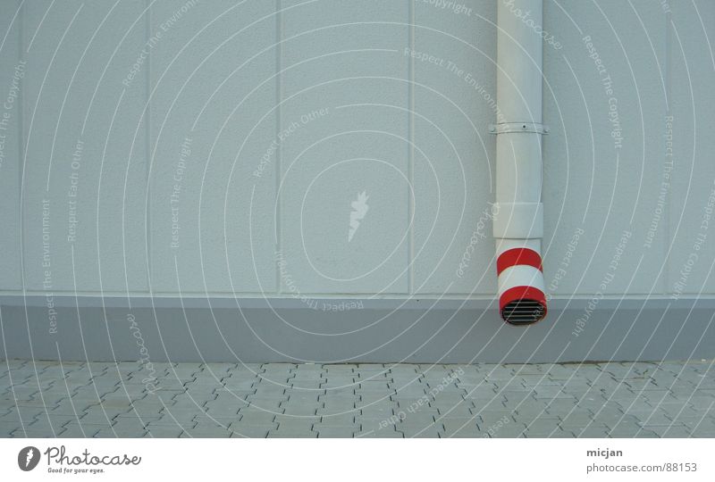 Rohr mit rot auf Wand in grau Abfluss Mauer Streifen Kreis rot-weiß unten fließen Gitter Schleim Schlamm Wasserrohr Abflussrohr graphisch Linie Gebäude Haus