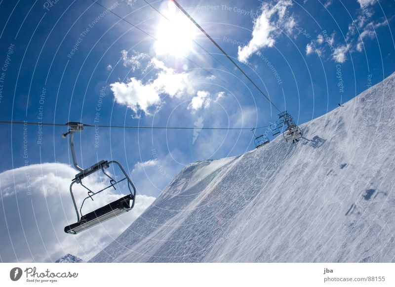 aufwärts! ll Beleuchtung Skispur Sonntag Licht schön Wolken Strahlung Neuschnee Tiefschnee Pulverschnee Sessel 4 Platz Nachmittag März Skifahrer Gegenlicht
