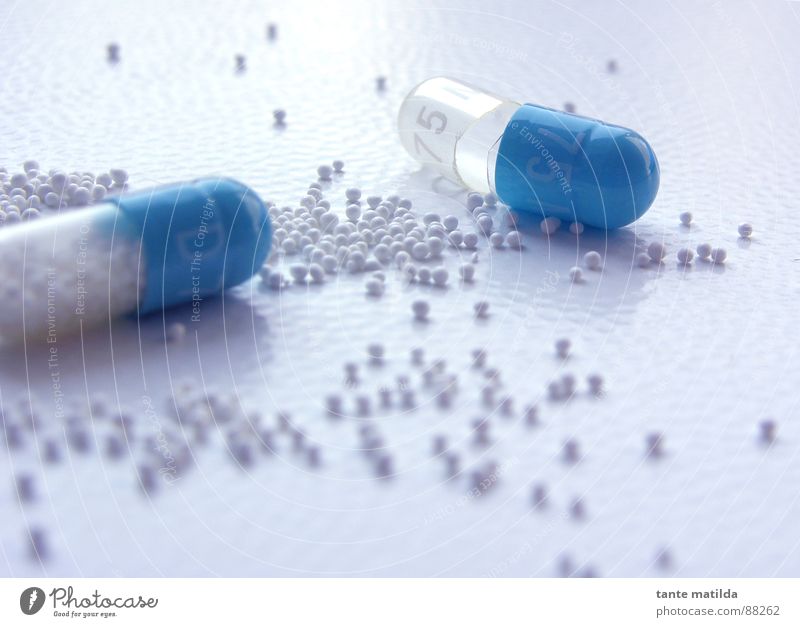 little pill Tablette weiß kalt Gesundheit blau hell Kugel Medikament