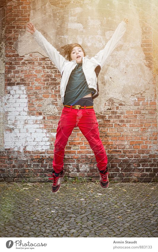 Hurra wir sind P... Lifestyle Freude Mensch maskulin Jugendliche 1 13-18 Jahre Kind Berlin Kreuzberg Stadt Mauer Wand Bürgersteig Bewegung springen sportlich
