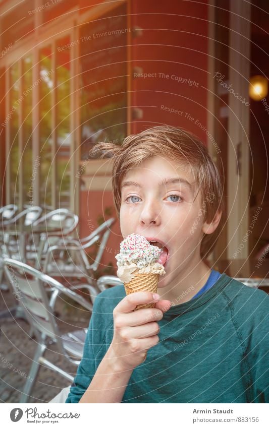 Eis essen Dessert Speiseeis Süßwaren Lifestyle Mensch maskulin Jugendliche Hand 1 13-18 Jahre Kind Stadt Café brünett Stuhl Essen authentisch Freundlichkeit