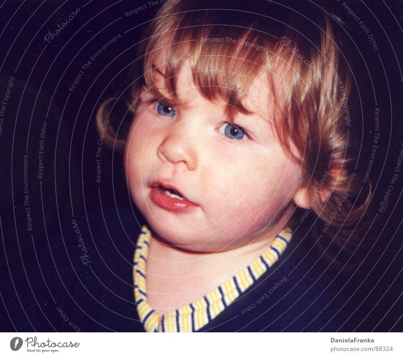 Kleiner Fratz Kleinkind Mädchen erstaunt niedlich Porträt blau Auge blaue Augen staunen Portait Mensch