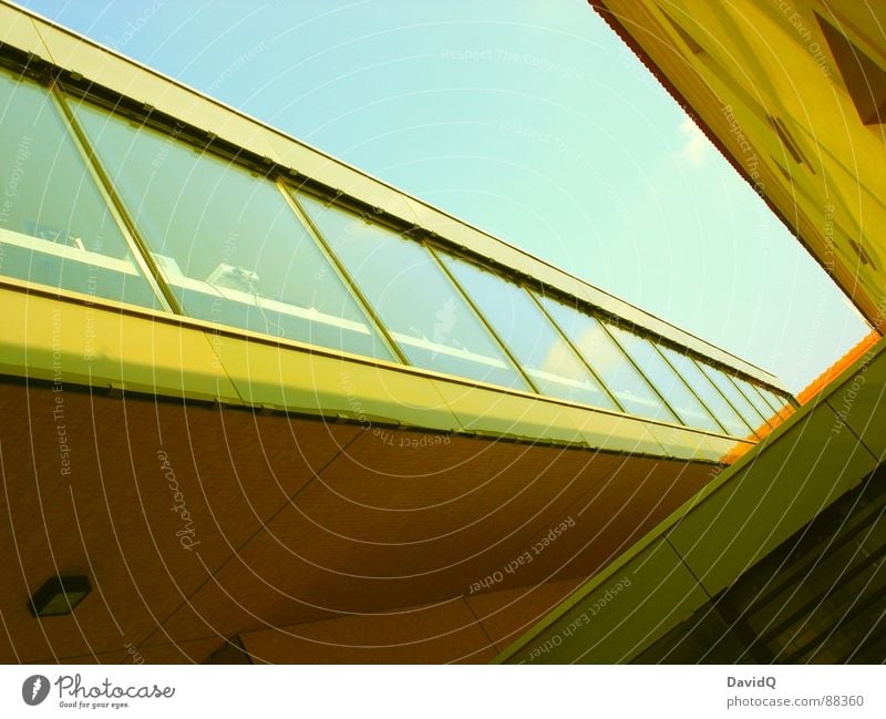 yellow submarine Linearität gelb S-Bahn Fassade Fenster Fensterscheibe Beton Dimension Linie Geometrie Reflexion & Spiegelung Gebäude Schweben modern Himmel