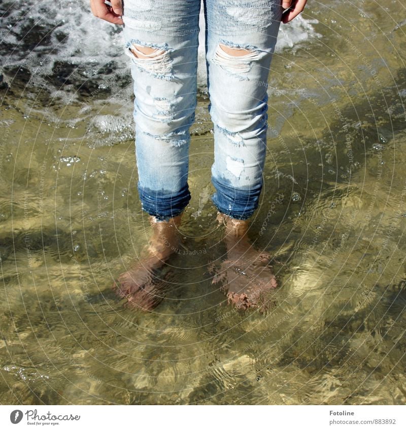 Peace | Für eine unbeschwerte Kindheit Mensch feminin Mädchen Finger Beine Fuß 1 Wasser Sommer Coolness kalt nass blau Barfuß Jeanshose kaputt Kühlung Farbfoto