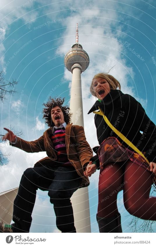 Springturm Junge Frau Jugendliche Junger Mann Paar 2 Mensch 18-30 Jahre Erwachsene Jugendkultur Himmel Berliner Fernsehturm Hauptstadt Turm Sehenswürdigkeit