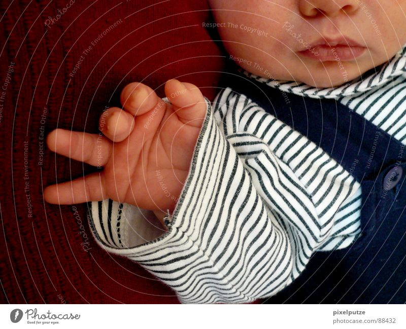 fritz Baby Kind Kleinkind klein Hand Streifen Wachstum Nachkommen Storch Frieden Lebewesen Hosenträger Körperhaltung gestikulieren Vertrauen leonard Junge