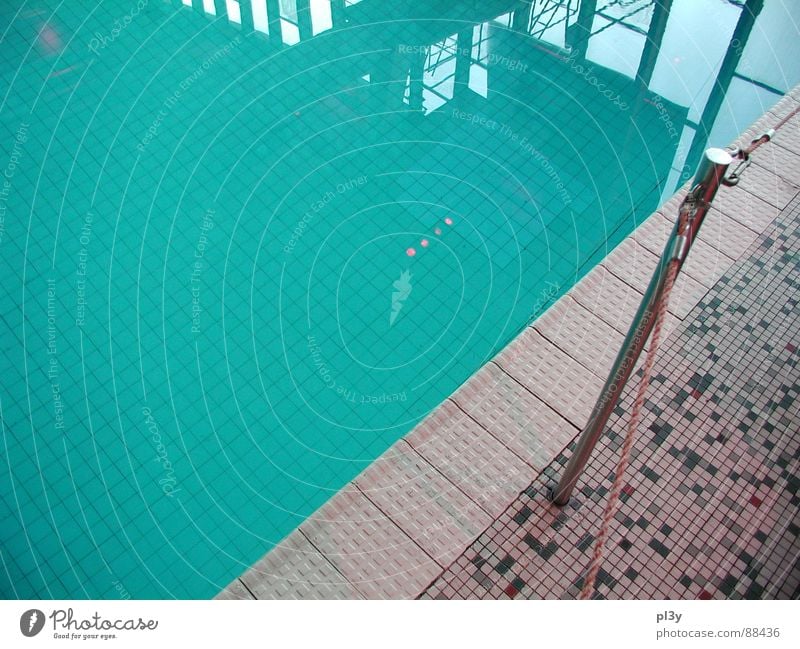 Beckenrand Schwimmbad Schwimmhalle Wuppertal Grenze ruhig türkis Wasser Fliesen u. Kacheln blau Reflexion & Spiegelung