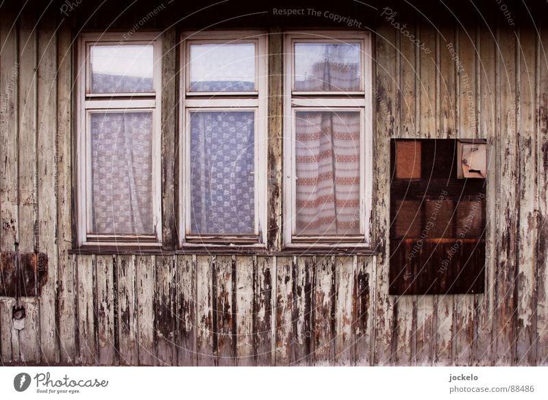 Schwäbische Gardinen Vorhang Post Briefkasten leer Fenster Holz Bahnhof verfallen Aspach Uralt Tryptichon jomam Rahmen