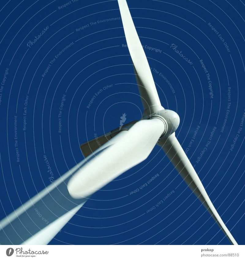 Don Q. - III Windkraftanlage Elektrizität alternativ Erneuerbare Energie ökologisch weiß drehen rotieren Sturm ruhig Umweltschutz Wolken Mühle Geometrie Summen