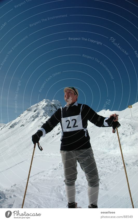 old fashioned Winter Nostalgie Wintersport Skifahrer weiß Sport Spielen Schnee Berge u. Gebirge Skilauf Skifahren Alpen blau