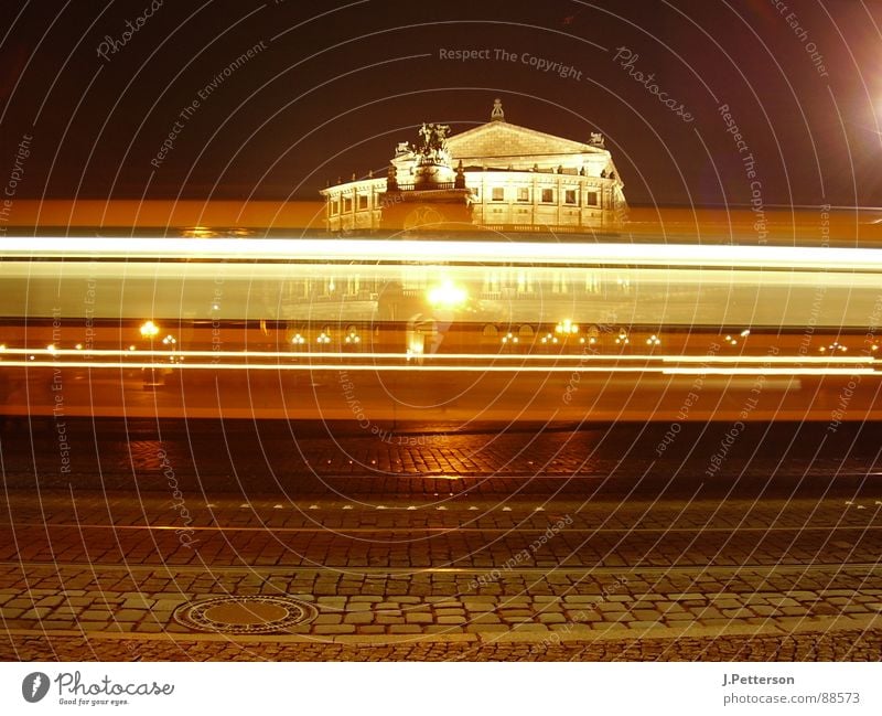 den Weg gekreuzt Semperoper Straßenbahn Dresden Nacht Licht Geschwindigkeit dunkel historisch Nachtleben Zeit Momentaufnahme Pause Langzeitbelichtung