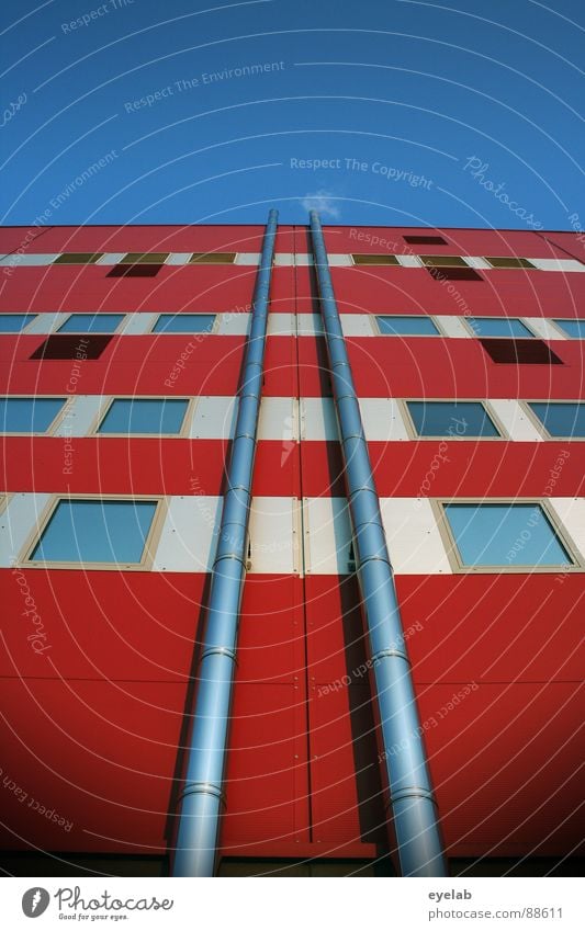 Symmetriert veredelte Abluft weiß rot Fenster Gebäude Haus Bürogebäude Verwaltungsgebäude Hochhaus Streifen Schönes Wetter trist mehrfarbig Sommer Etage