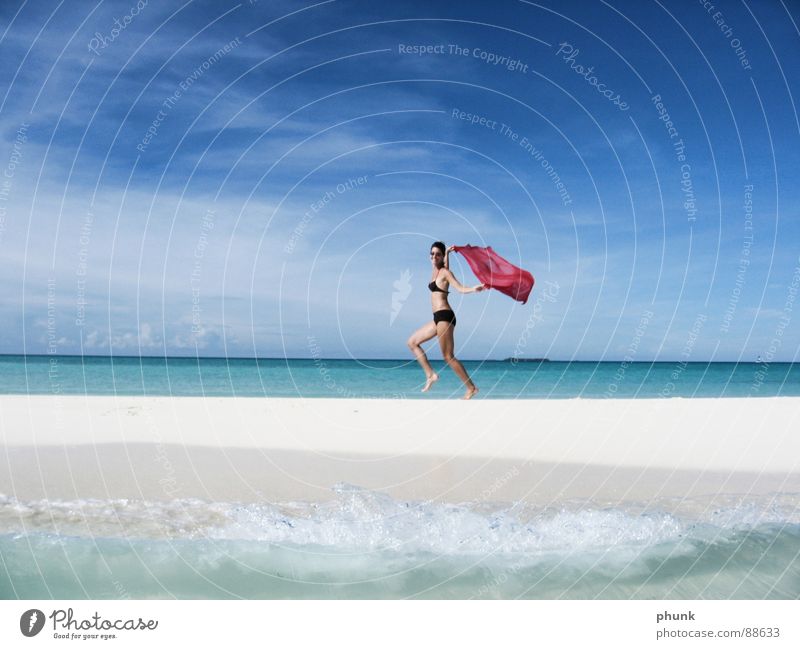 strandlauf#1 Strand Meer Ferien & Urlaub & Reisen Frau springen hüpfen Bikini Malediven Indien schön Sonne laufen Freude Wasser Wetter Klarheit hell Romantik