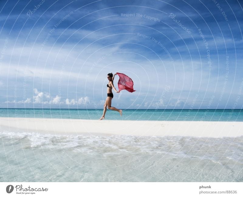 strandlauf#4 Strand Meer Ferien & Urlaub & Reisen Frau springen hüpfen Bikini Malediven Indien schön Flughafen Freude Sonne laufen Wasser Wetter Klarheit hell