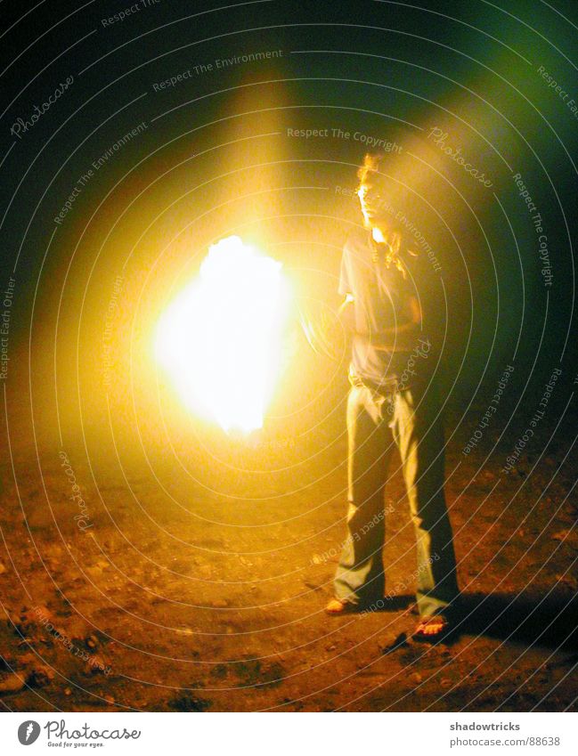 Das Spiel mit dem Feuer Mann brennen Brand Gomera Kanaren Strand Nacht Licht Barfuß Feuershow Show Kunst hell schwarz dunkel Spielen Mensch Flamme Firespinning