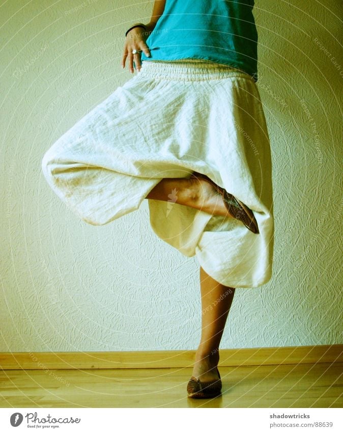 Mode aus Indien Hose Körperhaltung Frau feminin Schuhe Hand grün Bekleidung Tapete stehen Beine Kleidungsstück Einbeinig Einbeinigkeit Auf einem Bein