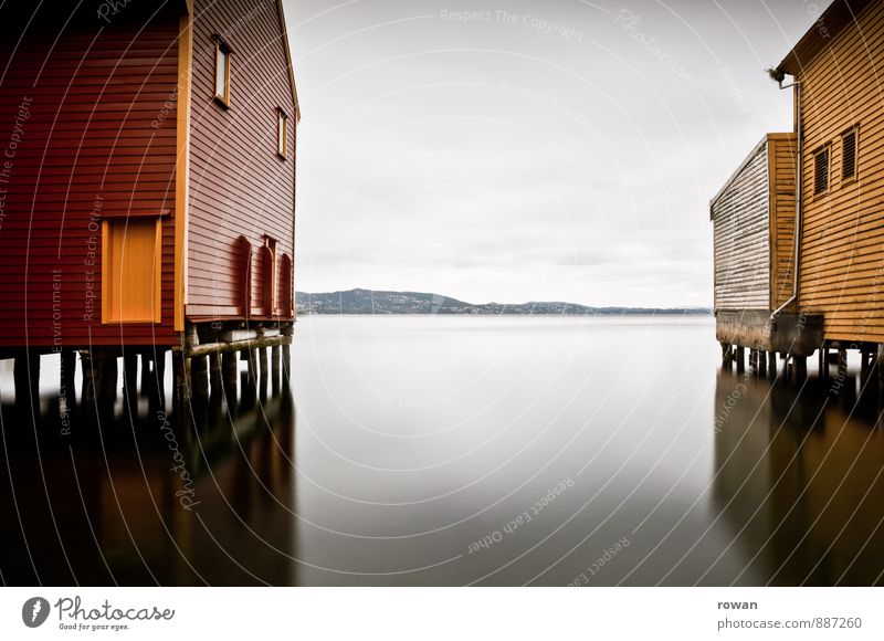stehen Küste Meer See Haus Bauwerk Gebäude Architektur Glätte Reflexion & Spiegelung Holzhaus Bootshaus Bergen rot gelb Langzeitbelichtung ruhig Skandinavien