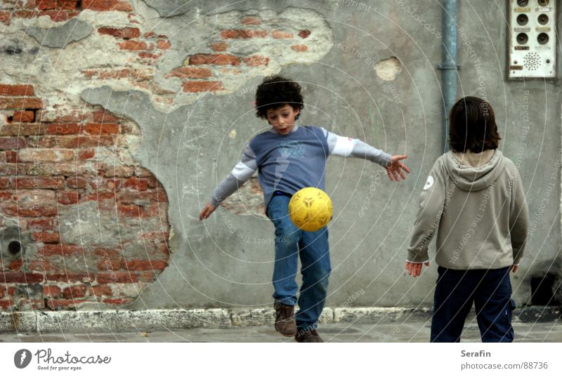 Fussballspiel Spielen Kind Spieltrieb Sport Fußball Tor Ball treten Goal Torhüter