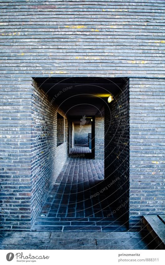 Licht am Ende des Tunnels Menschenleer Gebäude Architektur Mauer Wand ästhetisch dunkel eckig kalt maritim modern Stadt blau gelb gold grau schwarz weiß
