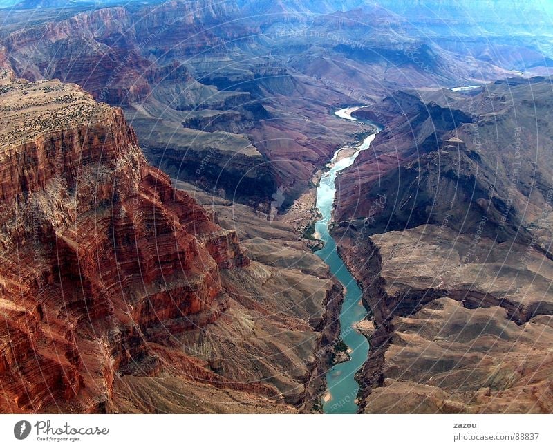 eine Reise in die Vergangenheit der Erde Farbfoto Außenaufnahme Luftaufnahme Tag Vogelperspektive Natur Landschaft Felsen Schlucht Fluss Umwelt Grand Canyon